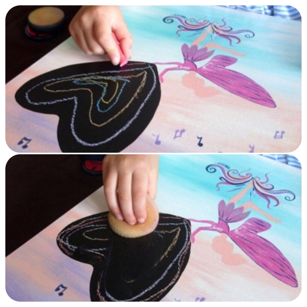 Tableau peint à l'acrylique au pinceau avec une zone en peinture ardoise. L’artiste peintre est HARTIE. Il se transforme en ardoise ou en memento car on peut écrire ou dessiner avec une craie sur la surface noire. Cela s’élimine avec une éponge légèrement humide