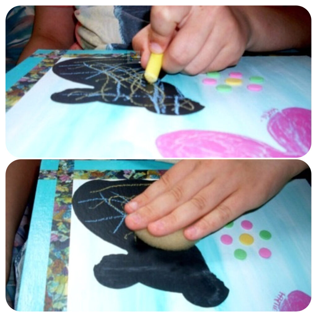 Tableau peint à l'acrylique au pinceau avec une zone en peinture ardoise. L’artiste peintre est HARTIE. Il se transforme en ardoise ou en memento car on peut écrire ou dessiner avec une craie sur la surface noire. Cela s’élimine avec une éponge légèrement humide