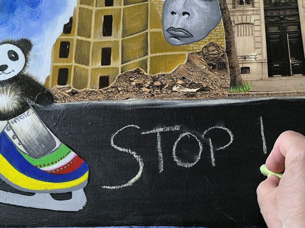 Tableau peint à l'acrylique au pinceau avec une zone en peinture ardoise. L’artiste peintre est HARTIE. Il se transforme en ardoise ou en memento car on peut écrire ou dessiner avec une craie sur la surface noire. Cela s’élimine avec une éponge légèrement humide